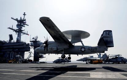 El avión de vigilancia de la Armada estadounidense E2C Hawkeye aterriza en la cubierta del portaaviones USS Carl Vinson durante un ejercicio rutinario.