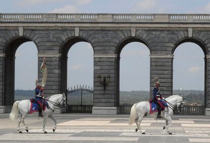 La Plaza de la Armería del Palacio Real vuelve acoge este miércoles el relevo solemne de la Guardia Real, el primero tras el confinamiento y 14 meses después del último.