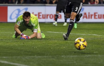 Iker Casillas, durante el partido de Liga en Primera División ante el Elche.