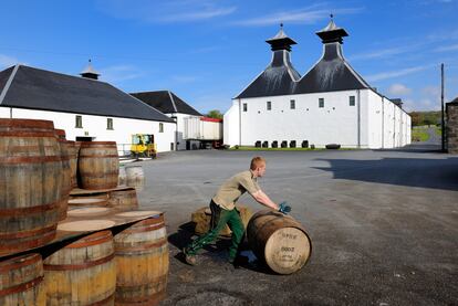 Un operario hace rodar un barril de whisky en la destilería Ardbeg, cerca de Port Ellen. 