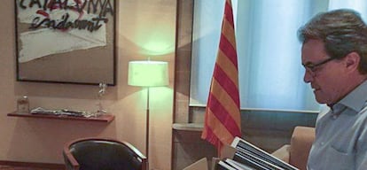 Imagen del Facebook de Artur Mas, en la que se le ve recogiendo sus pertenecias del Palau de la Generalitat