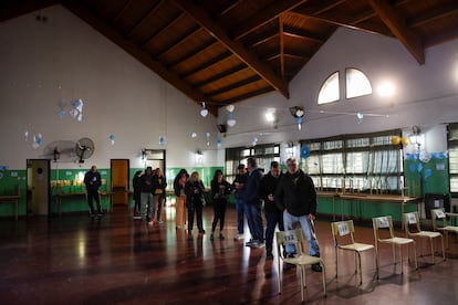 Votantes en una casilla en Tigre, en las primarias del 13 de agosto.