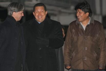 Evo Morales (derecha) y su vicepresidente, Álvaro García Linera, reciben a Hugo Chávez (centro) a su llegada a La Paz.