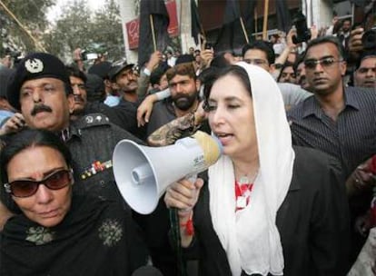 Bhutto se dirige a los manifestantes en la manifestación de periodistas en la que ha participado.