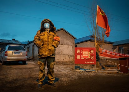 Um funcionário monta guarda em um posto de controle na cidade fronteiriça chinesa de Suifenhe.