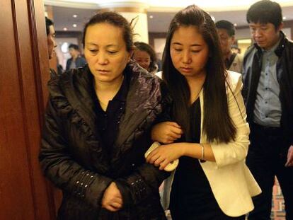 Los familiares de los pasajeros aguardan noticias. En la imagen, la madre de Lin Annan, uno de los pasajeros desaparecidos, en el aeropuerto de Pekín./ G. C. H. (AFP)