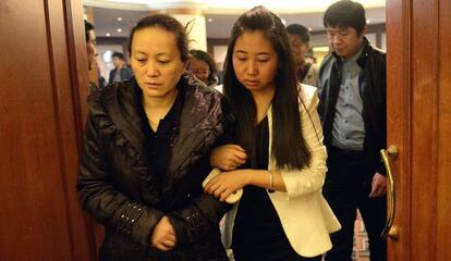 Los familiares de los pasajeros aguardan noticias. En la imagen, la madre de Lin Annan, uno de los pasajeros desaparecidos, en el aeropuerto de Pekín./ G. C. H. (AFP)