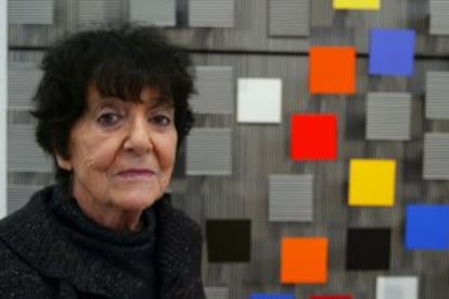 La galerista francesa Denise René, en 2003, ante una obra de Jesús Rafael Soto.