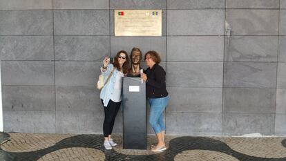 Dos turistas se fotografían junto al busto de Cristiano Ronaldo.