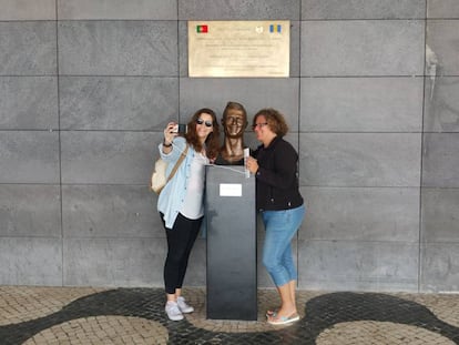 Dos turistas se fotografían junto al busto de Cristiano Ronaldo.