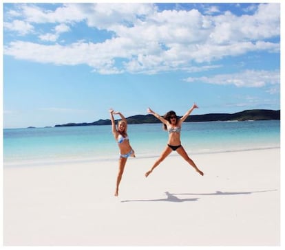 Elsa Pataky posa así de divertida junto a su amiga April Munro (a la derecha de la imagen) en una de las playas de las islas Whitsunday, en Australia, conocidas porque bajo sus aguas se encuentra la gran barrera de coral. La acriz española vive en tierras australianas, país de origen de su marido Chris Hemsworth.