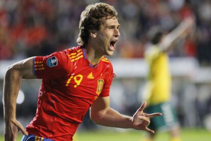 Llorente celebra uno de sus dos goles a Lituania, el viernes en Salamanca.