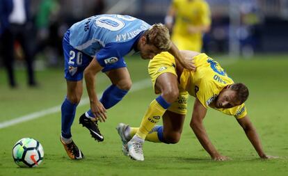 Keko, del M&aacute;laga, y Dani Castellano, de Las Palmas, pugnan durante el partido que cerr&oacute; la tercera jornada.