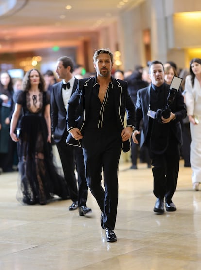 Ryan Gosling, nominado a mejor actor de reparto por su trabajo en 'Barbie', no posó en la alfombra roja pero desfiló así por los pasillos del Beverly Hilton.