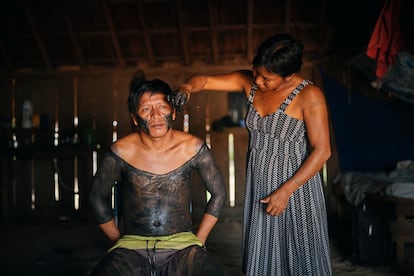Patnhopi-o Metuktire, tía de Betikre Tapayuna Metuktire, pinta su rostro y su cuerpo con jenipapo, una fruta que pertenece a la familia de las rubiáceas (la misma que el café) que se utiliza para pintar la piel, las paredes o la cerámica.