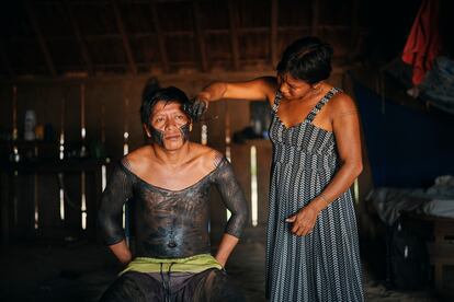 Patnhopi-o Metuktire, tía de Betikre Tapayuna Metuktire, pinta su rostro y su cuerpo con jenipapo, una fruta que pertenece a la familia de las rubiáceas (la misma que el café) que se utiliza para pintar la piel, las paredes o la cerámica.