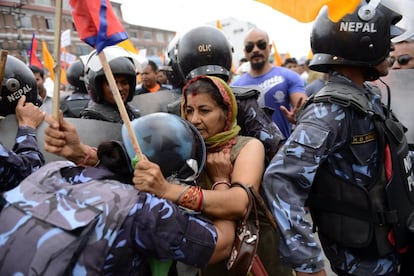 Activistas hindúes protestan en el exterior del Parlamento en Nepal mientras la policía intenta detener su avance a una zona acordonada. Los diputados nepalíes continúan el proceso de votación de la propuesta de Constitución, artículo por artículo. El proceso puede concluir en las próximas horas, tras días de protestas que aún continúan, y con decenas de muertos desde agosto pasado.