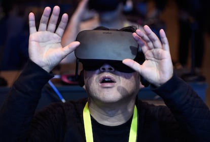 Un asistente al CES 2017 participa en una conferencia usando gafas de realidad virtual. 
