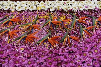 En la Antigua Guatemala se laboran alfombras que representan figuras folclóricas y religiosas. Estas artesanías son realizadas con aserrín, flor de corozo, rosas, hojas de palma y otros materiales orgánicos. 