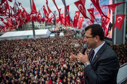 El candidato opositor Ekrem Imamoglu se dirige a sus seguidores este lunes, en uno de los actos que organiza a diario para reivindicar que se le entregue el acta de alcalde de Estambul.