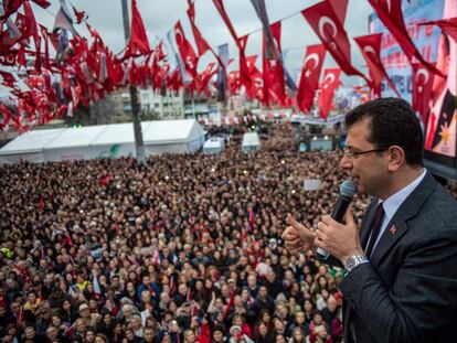 El candidato opositor Ekrem Imamoglu se dirige a sus seguidores este lunes, en uno de los actos que organiza a diario para reivindicar que se le entregue el acta de alcalde de Estambul.