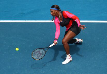 Serena Williams devuelve la pelota durante el partido contra Siegemund en Melbourne.