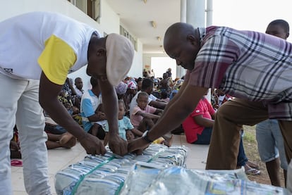 Tras los 11 casos de cólera confirmados en la ciudad de Pemba y el riesgo continuo a contraer la temida malaria, varios voluntarios coordinados por los trabajadores del Instituto Nacional de Gestión de Desastres de Mozambique reparten redes mosquiteras entre los afectados que permanecen en el Centro de acogida de Muxara, a las afueras de Pemba, para evitar contraer más enfermedades.