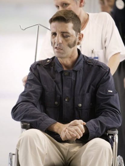 Juan José Padilla sale en silla de ruedas del hospital.