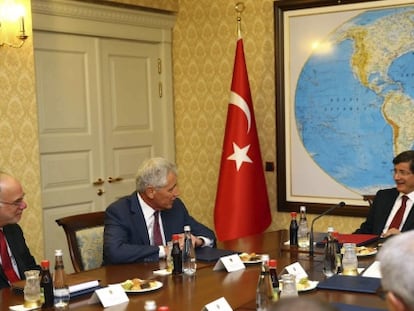 El secretario de Defensa estadounidense, en el centro, junto al primer ministro turco, tercero por la izquierda en Ankara, el 8 de septiembre