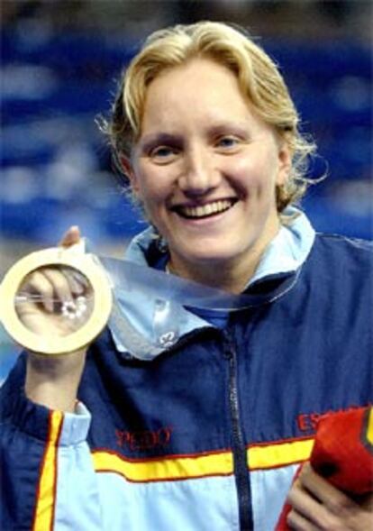 La nadadora sostiene su medalla de oro en Barcelona.