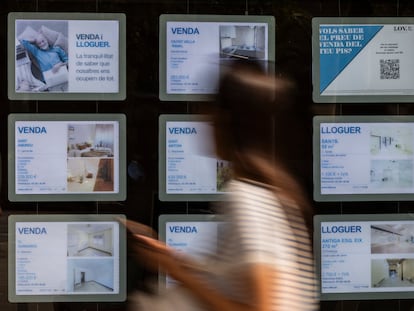 Escaparate de una agencia inmobiliaria en Barcelona.