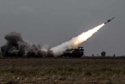 Una bater&iacute;a antia&eacute;rea dispara un misil Buk.