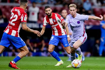 El duelo entre FC Barcelona y Atlético de Madrid es el más atractivo de este fin de semana en LaLiga Santander. En la imagen, un lance del partido entre ambos equipos en la primera vuelta.