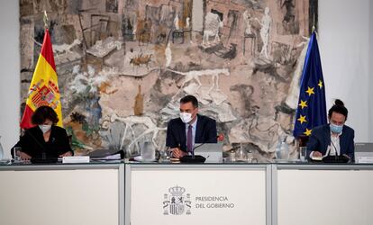 Pedro Sánchez junto a Carmen Calvo y Pablo Iglesias durante la reunión semanal del Consejo de Ministros celebrada este martes en el Palacio de la Moncloa en Madrid.