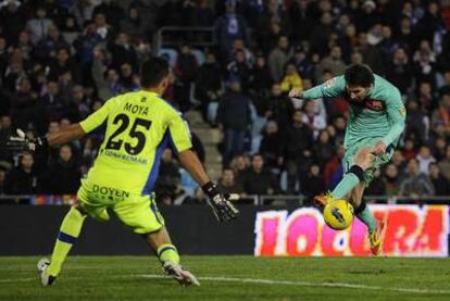 Remate de Messi ante Moyà en la última acción del partido entre el Getafe y el Barcelona: el balón pegó en el poste derecho de la portería.