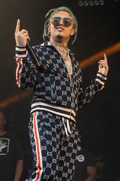 Lil Pump. Su canción Gucci Gang, presentada con una imagen a base de serpientes y leones que bien podría haber ideado el mismísimo Alessandro Michele, dice cosas como: "Salgo de mi coche solo para posar en mi bata de Gucci" o "Mi hija vestida de Gucci y es apenas una niña; apenas puede hablar pero sabe que su papá mueve dinero". También otros tantos versos que cosifican a la mujer y que probablemente le hagan bastante menos gracia a la casa de lujo italiana.