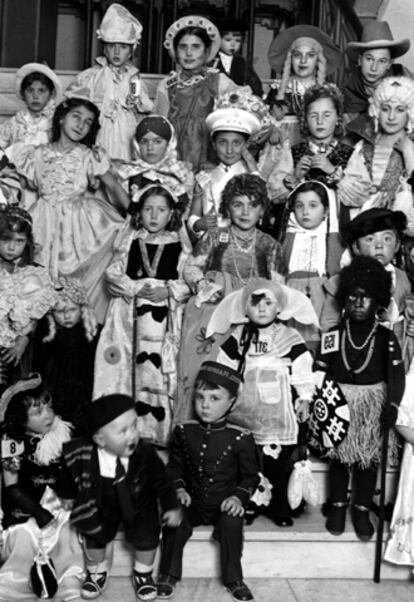 Madrid, febrero de 1930. Grupo de niños disfrazados durante los carnavales.