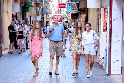 PALMA DE MALLORCA, SPAIN - AUGUST 10: (L-R) Crown Princess Leonor of Spain, King Felipe VI of Spain, Princess Sofia of Spain and Queen Letizia of Spain are seen walking through the city center during their vacations on August 10, 2022 in Palma de Mallorca, Spain. (Photo by Carlos Alvarez/Getty Images)