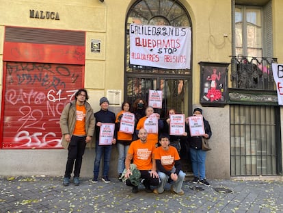 Vecinos y miembros del Sindicato de Inquilinas frente al bloque de la calle Galileo, 22, en Madrid.