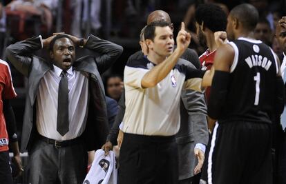 El árbitro apercibe a C.J. Watson ante la sorpresa del técnico de los Brooklyn Nets, Avery Johnson.