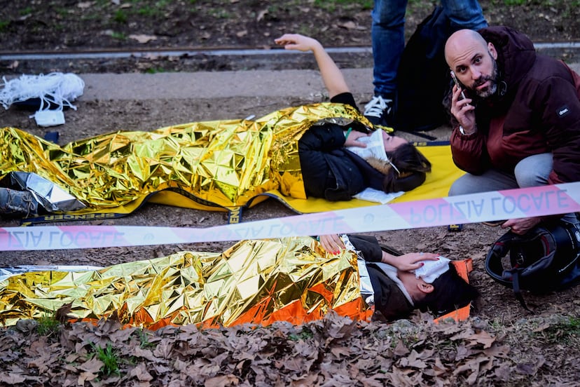 Al menos dos muertos y 40 heridos al descarrilar un tranvía en Milán ...