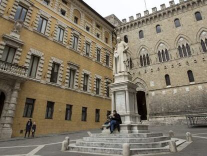 En la imagen, fachada de la sede de la italiana Banca Monte dei Paschi di Siena (MPS) en Siena, Italia. EFE/Archivo