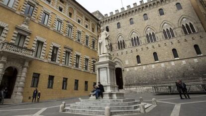 En la imagen, fachada de la sede de la italiana Banca Monte dei Paschi di Siena (MPS) en Siena, Italia.