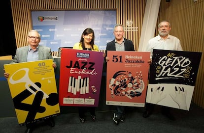 La viceconsejera de Comercio y Turismo, Itziar Epalza, posa junto a los directores de los festivales de Jazz de Getxo, San Sebastián y Vitoria.