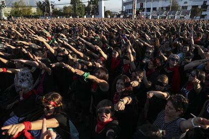 Foi em Valparaíso, no Chile, que nasceu o hino global das mulheres. Na imagem, um momento da intervenção feminista em Santiago, capital chilena, em 4 de dezembro.