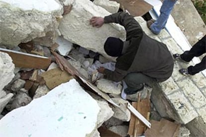 Un palestino, entre los escombros de una casa destruida durante la incursión en Halhul (Cisjordania).