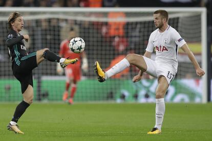 Luka Modric y Eric Dier durante el partido.