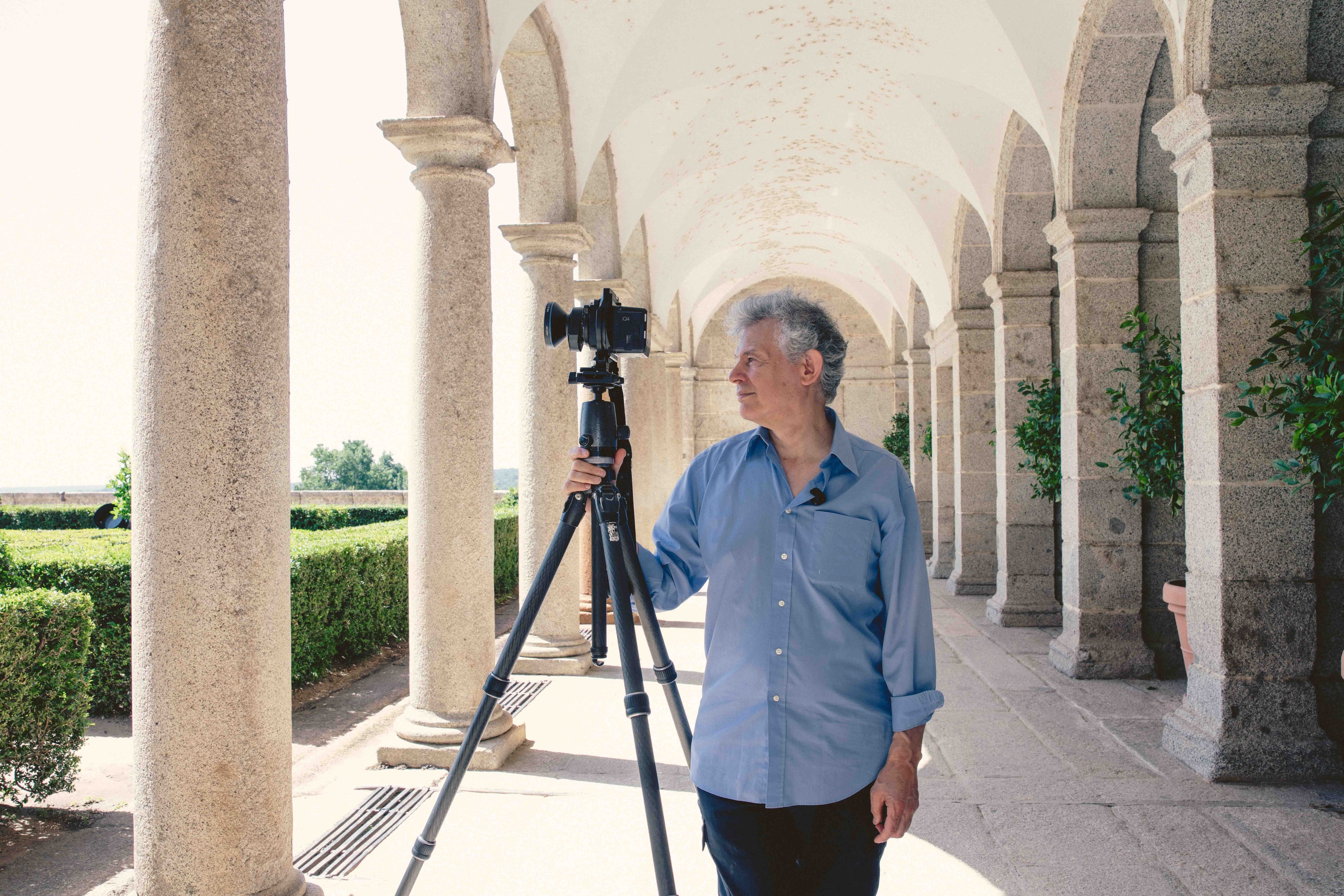 El Premio Nacional de Fotografía José Manuel Ballester en los jardines del Monasterio de San Lorenzo de El Escorial, durante su clase, en una imagen cedida por la organización.