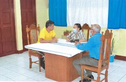 El obispo Álvarez recibe la visita de suer hermanos Vilma y Manuel, en agosto pasado. 