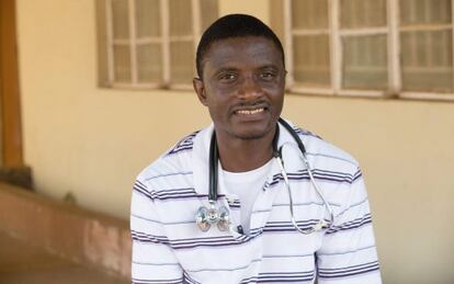 El m&eacute;dico Martin Salia en el hospital de Freetown donde trabajaba.